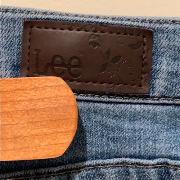 3/$30 Lee high rise light wash relaxed fit jeans - Picture 3 of 4